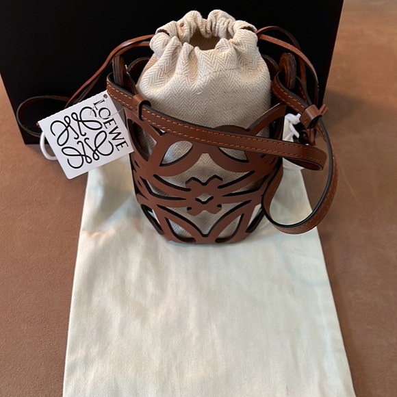 Loewe x Paula’s Ibiza Cutout Anagram Pocket Crossbody Bag- New with tags - Picture 6 of 16